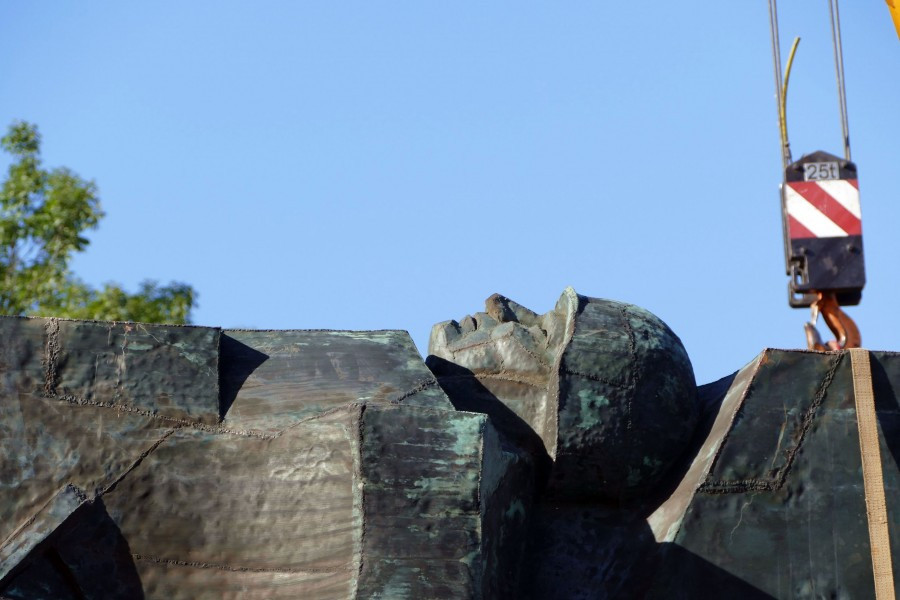 Nawet podczas demontażu budził spory. Kontrowersyjny pomnik usunięty z parku