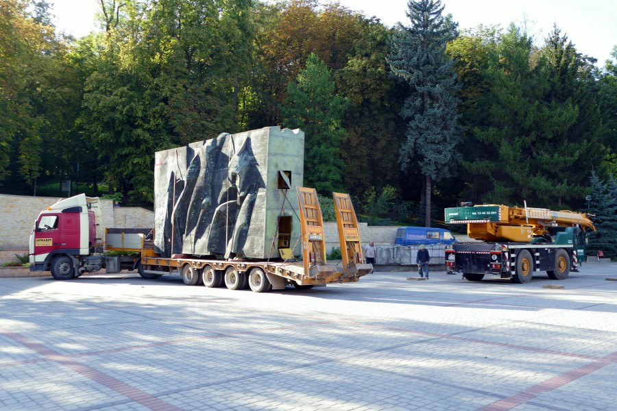 Nawet podczas demontażu budził spory. Kontrowersyjny pomnik usunięty z parku