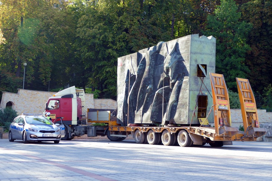 Nawet podczas demontażu budził spory. Kontrowersyjny pomnik usunięty z parku