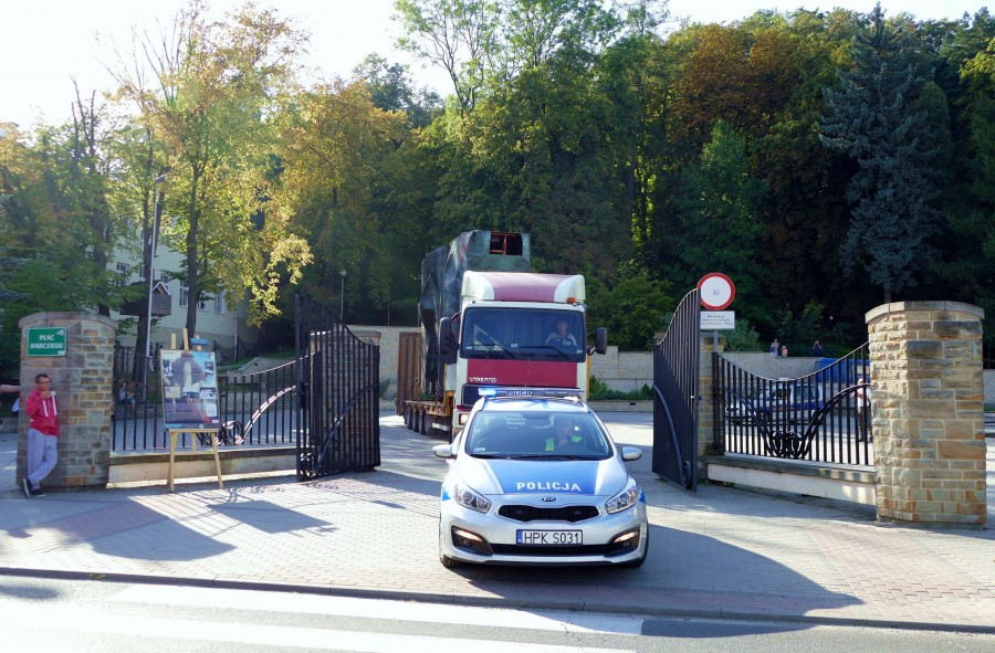 Nawet podczas demontażu budził spory. Kontrowersyjny pomnik usunięty z parku