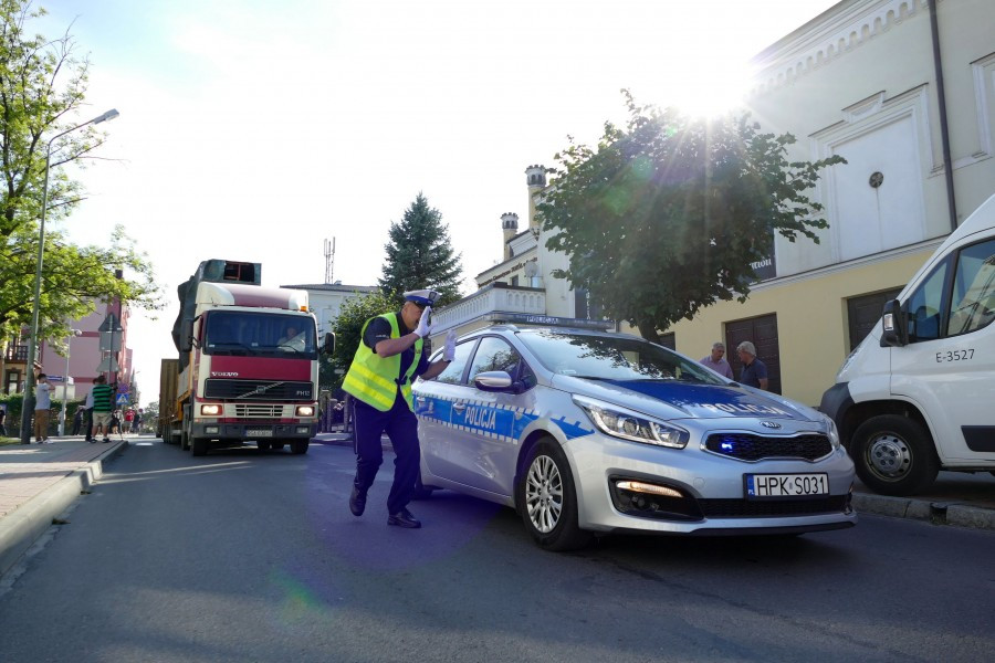 Nawet podczas demontażu budził spory. Kontrowersyjny pomnik usunięty z parku