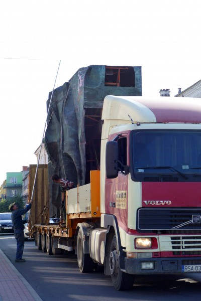 Nawet podczas demontażu budził spory. Kontrowersyjny pomnik usunięty z parku