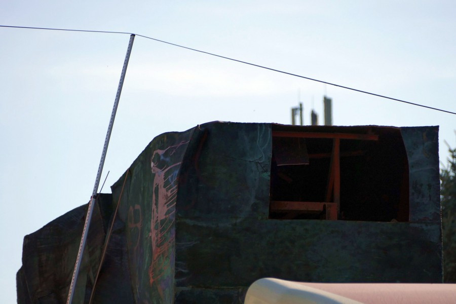 Nawet podczas demontażu budził spory. Kontrowersyjny pomnik usunięty z parku