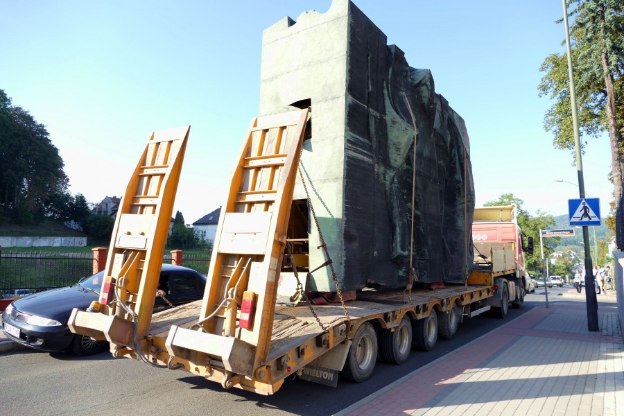 Nawet podczas demontażu budził spory. Kontrowersyjny pomnik usunięty z parku
