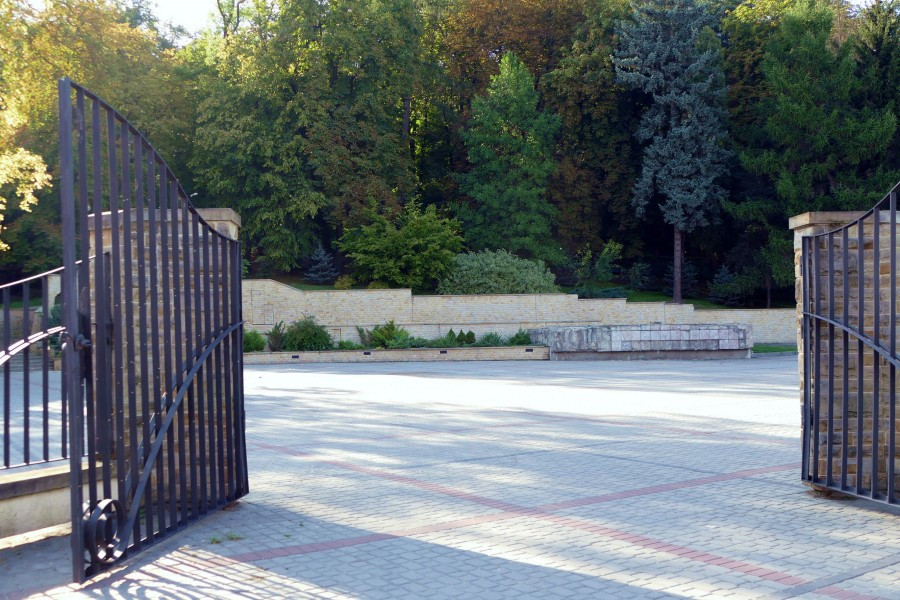 Nawet podczas demontażu budził spory. Kontrowersyjny pomnik usunięty z parku