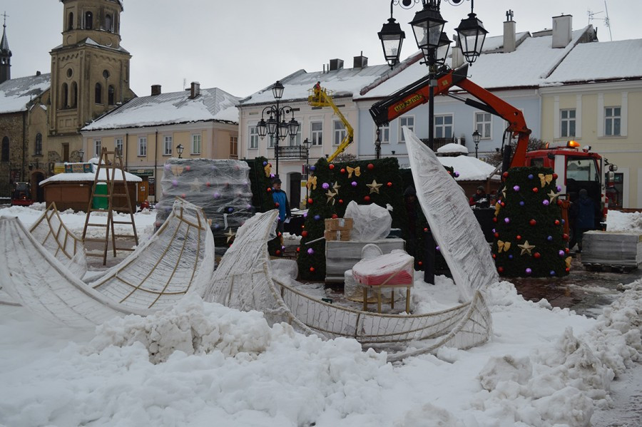 Sanok na święta: choinka, girlandy i podświetlony św. Michał [ZDJĘCIA]