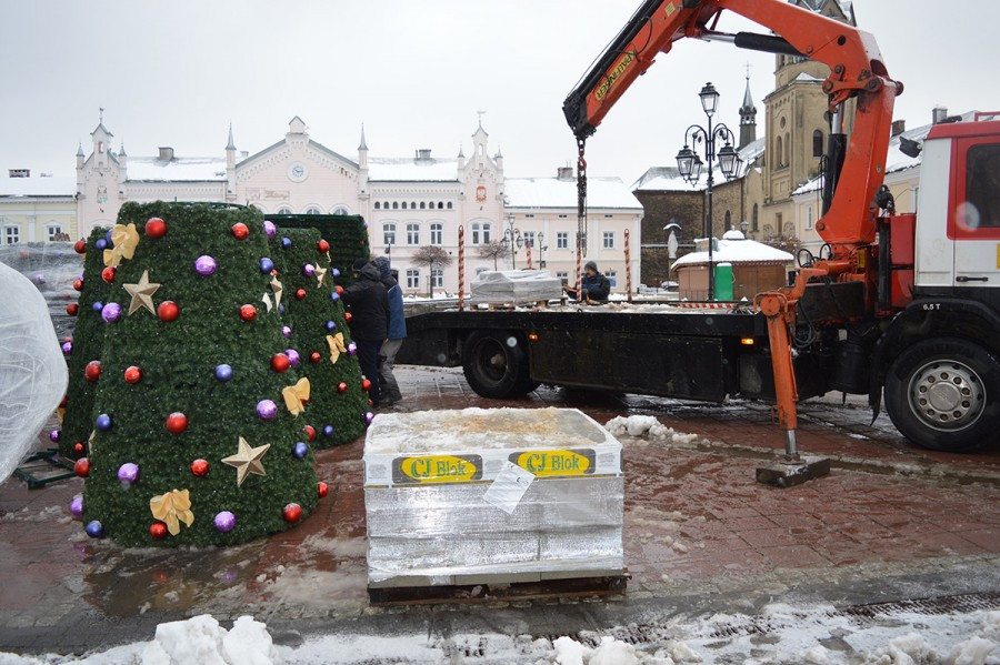 Sanok na święta: choinka, girlandy i podświetlony św. Michał [ZDJĘCIA]