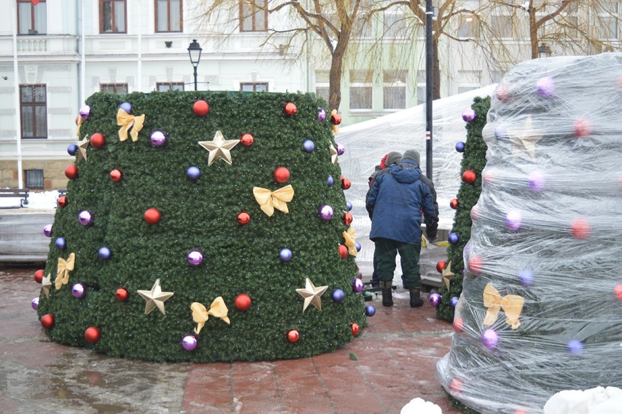 Sanok na święta: choinka, girlandy i podświetlony św. Michał [ZDJĘCIA]