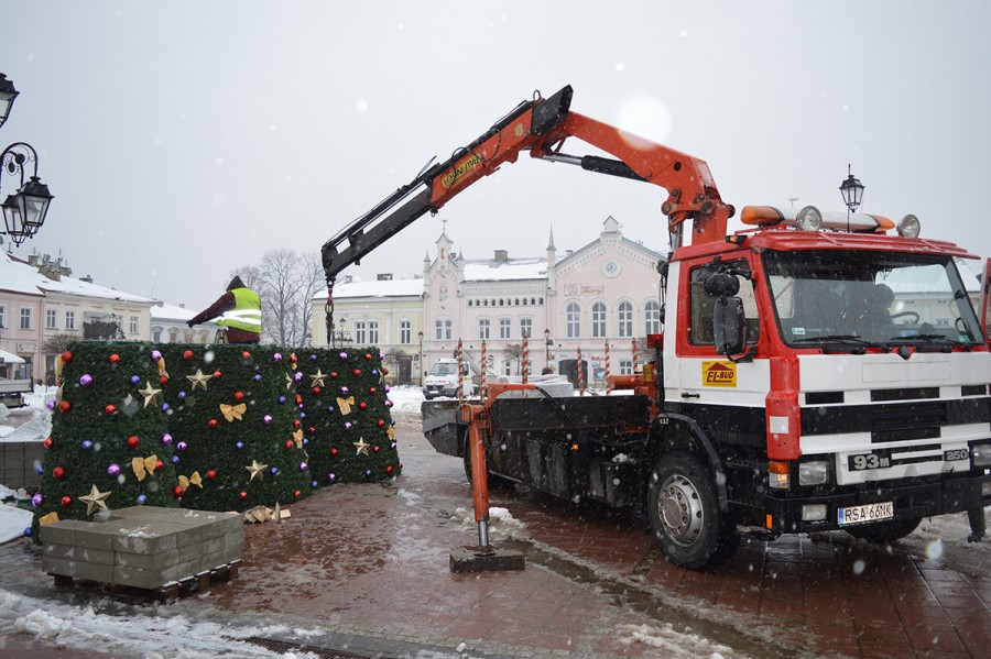 Sanok na święta: choinka, girlandy i podświetlony św. Michał [ZDJĘCIA]