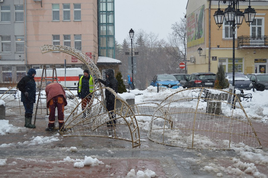 Sanok na święta: choinka, girlandy i podświetlony św. Michał [ZDJĘCIA]