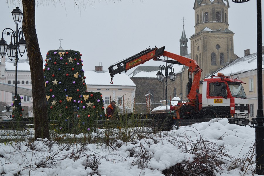 Sanok na święta: choinka, girlandy i podświetlony św. Michał [ZDJĘCIA]