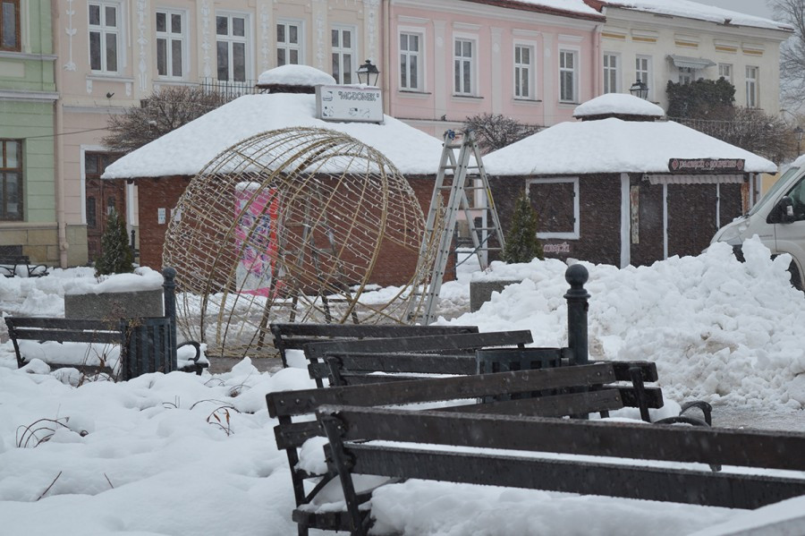 Sanok na święta: choinka, girlandy i podświetlony św. Michał [ZDJĘCIA]
