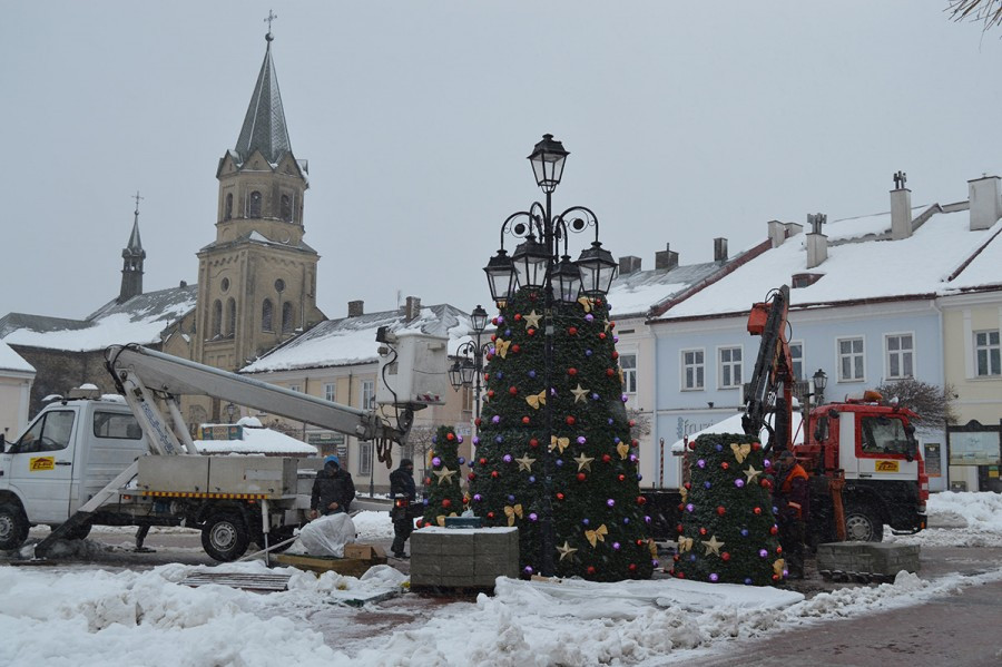 Sanok na święta: choinka, girlandy i podświetlony św. Michał [ZDJĘCIA]