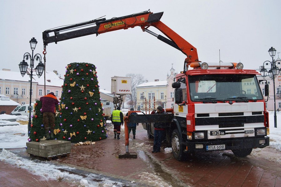 Sanok na święta: choinka, girlandy i podświetlony św. Michał [ZDJĘCIA]