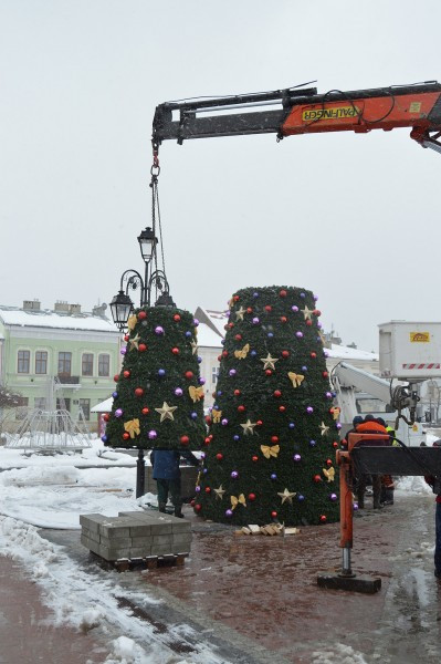 Sanok na święta: choinka, girlandy i podświetlony św. Michał [ZDJĘCIA]
