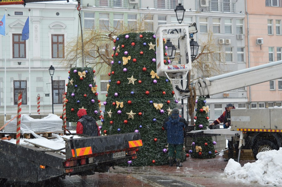 Sanok na święta: choinka, girlandy i podświetlony św. Michał [ZDJĘCIA]