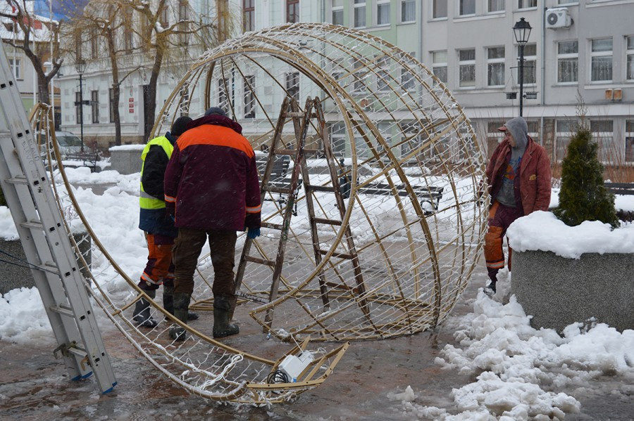 Sanok na święta: choinka, girlandy i podświetlony św. Michał [ZDJĘCIA]