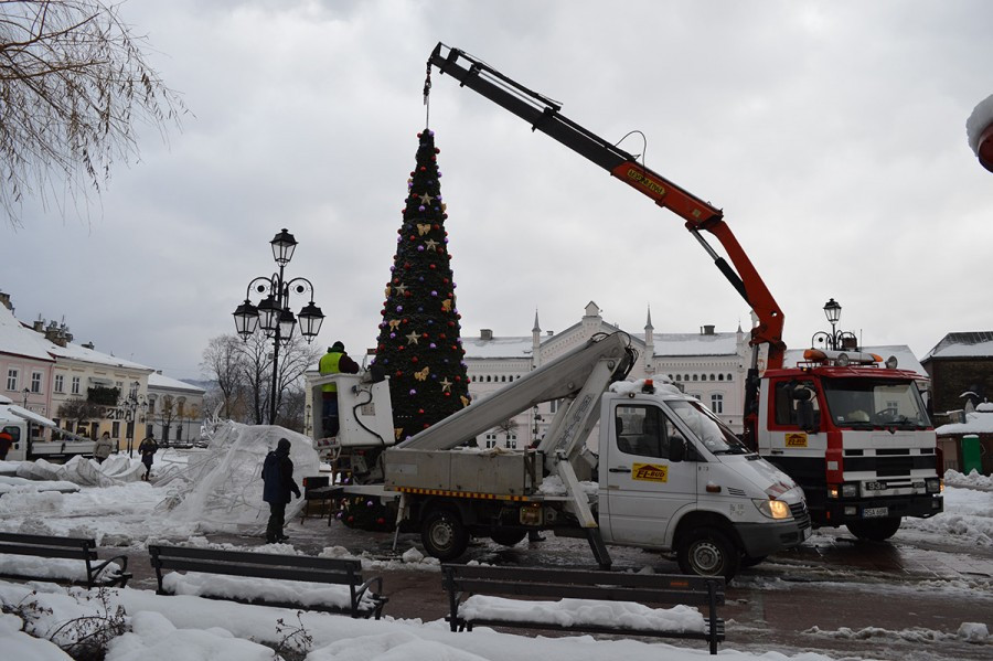 Sanok na święta: choinka, girlandy i podświetlony św. Michał [ZDJĘCIA]