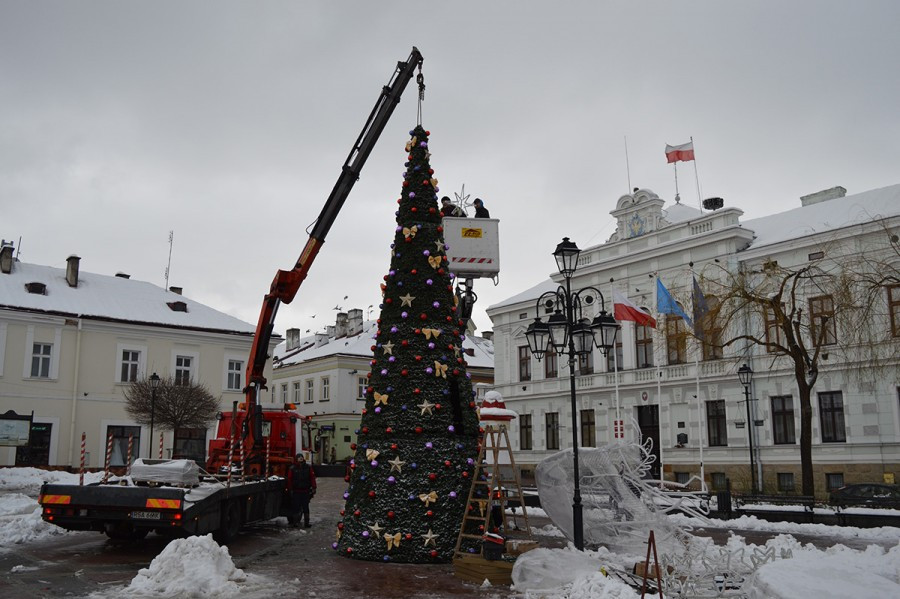Sanok na święta: choinka, girlandy i podświetlony św. Michał [ZDJĘCIA]