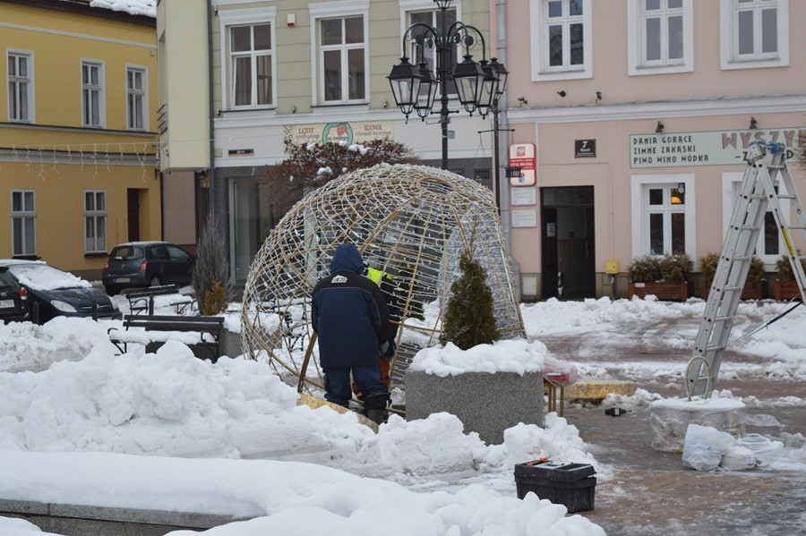 Sanok na święta: choinka, girlandy i podświetlony św. Michał [ZDJĘCIA]