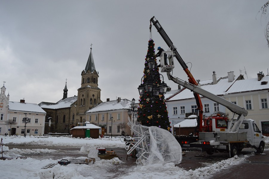 Sanok na święta: choinka, girlandy i podświetlony św. Michał [ZDJĘCIA]