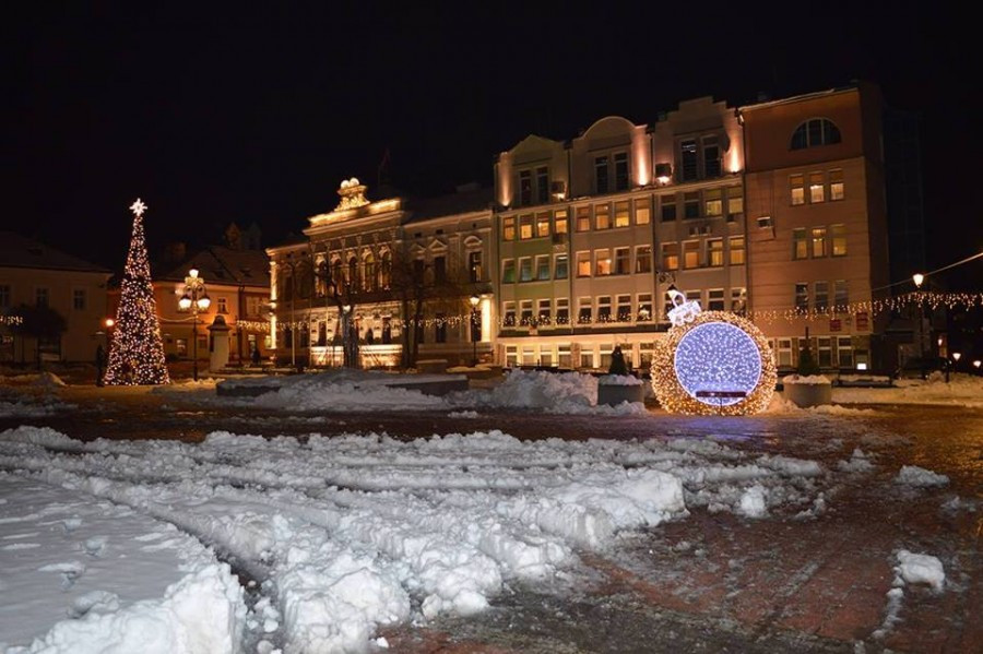 Sanok na święta: choinka, girlandy i podświetlony św. Michał [ZDJĘCIA]