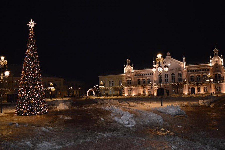 Sanok na święta: choinka, girlandy i podświetlony św. Michał [ZDJĘCIA]