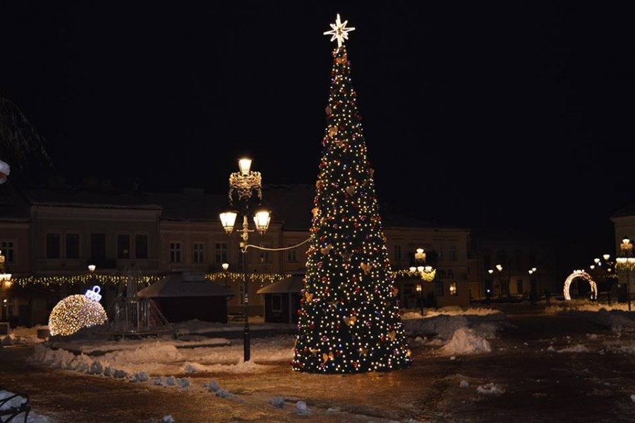 Sanok na święta: choinka, girlandy i podświetlony św. Michał [ZDJĘCIA]