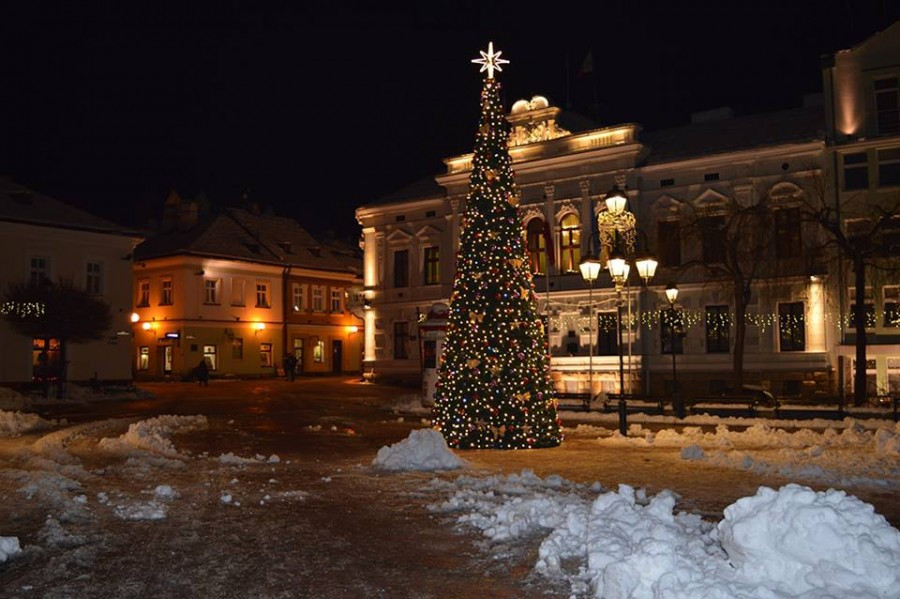 Sanok na święta: choinka, girlandy i podświetlony św. Michał [ZDJĘCIA]