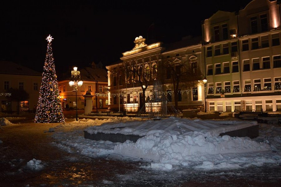 Sanok na święta: choinka, girlandy i podświetlony św. Michał [ZDJĘCIA]