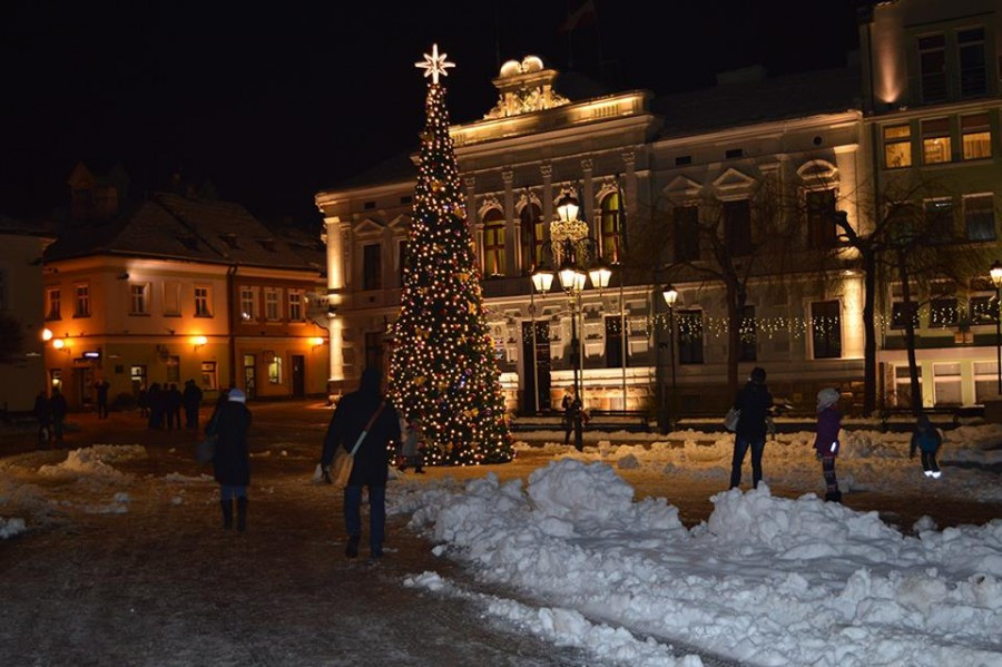 Sanok na święta: choinka, girlandy i podświetlony św. Michał [ZDJĘCIA]