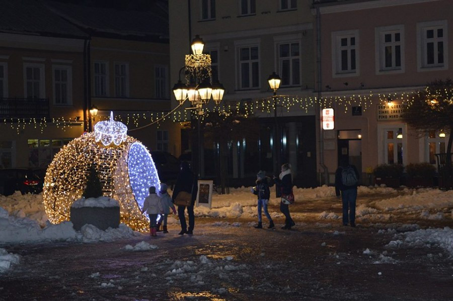 Sanok na święta: choinka, girlandy i podświetlony św. Michał [ZDJĘCIA]