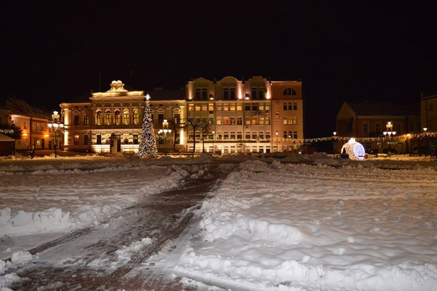 Sanok na święta: choinka, girlandy i podświetlony św. Michał [ZDJĘCIA]