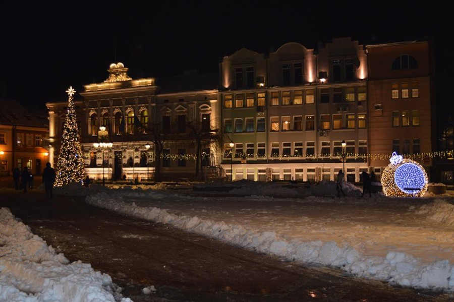 Sanok na święta: choinka, girlandy i podświetlony św. Michał [ZDJĘCIA]