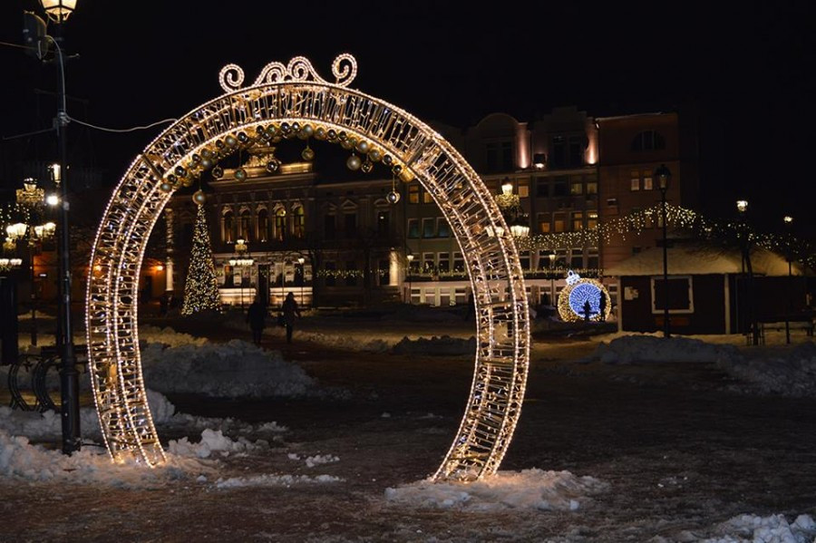 Sanok na święta: choinka, girlandy i podświetlony św. Michał [ZDJĘCIA]