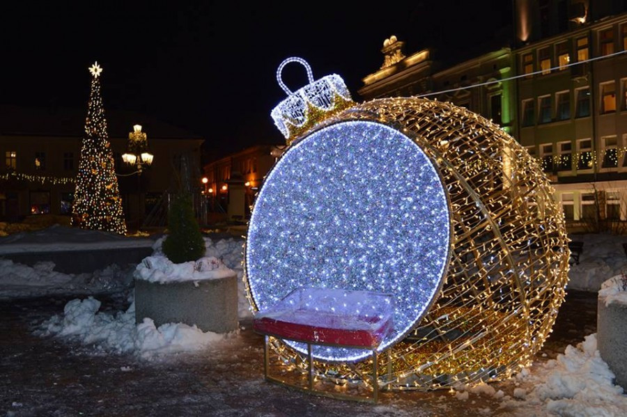 Sanok na święta: choinka, girlandy i podświetlony św. Michał [ZDJĘCIA]