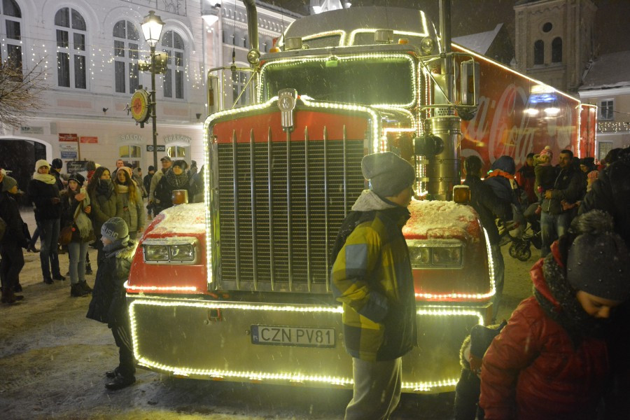 Tłumy sanoczan do świątecznej ciężarówki Coca-Coli [ZDJĘCIA, WIDEO]