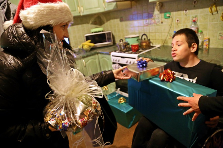 Uczniowie Gimnazjum nr 2 w roli świętych mikołajów. Obdarowali chorego Marcinka [ZOBACZ ZDJĘCIA]