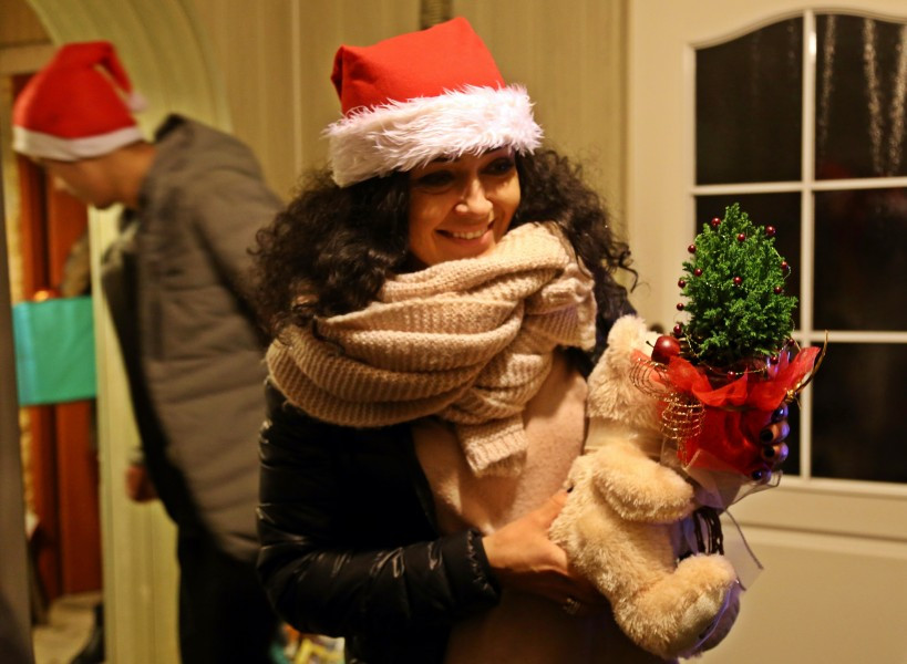 Uczniowie Gimnazjum nr 2 w roli świętych mikołajów. Obdarowali chorego Marcinka [ZOBACZ ZDJĘCIA]