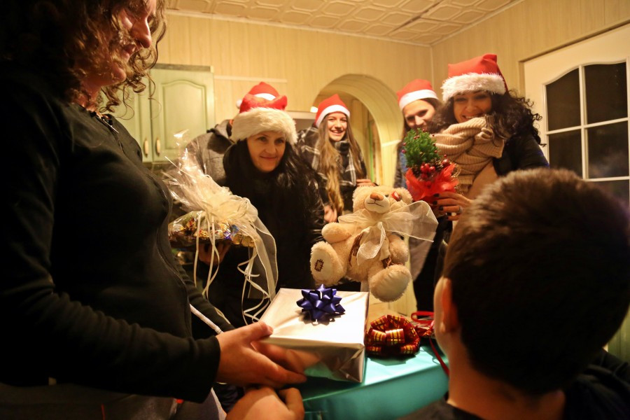 Uczniowie Gimnazjum nr 2 w roli świętych mikołajów. Obdarowali chorego Marcinka [ZOBACZ ZDJĘCIA]