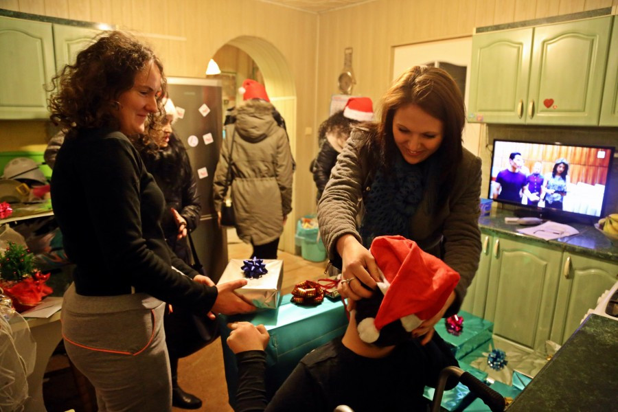 Uczniowie Gimnazjum nr 2 w roli świętych mikołajów. Obdarowali chorego Marcinka [ZOBACZ ZDJĘCIA]