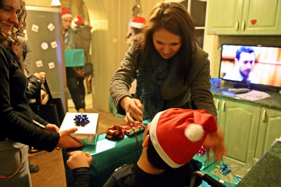 Uczniowie Gimnazjum nr 2 w roli świętych mikołajów. Obdarowali chorego Marcinka [ZOBACZ ZDJĘCIA]