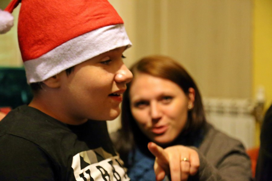 Uczniowie Gimnazjum nr 2 w roli świętych mikołajów. Obdarowali chorego Marcinka [ZOBACZ ZDJĘCIA]