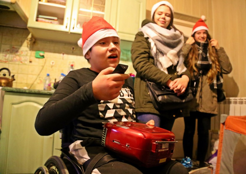 Uczniowie Gimnazjum nr 2 w roli świętych mikołajów. Obdarowali chorego Marcinka [ZOBACZ ZDJĘCIA]