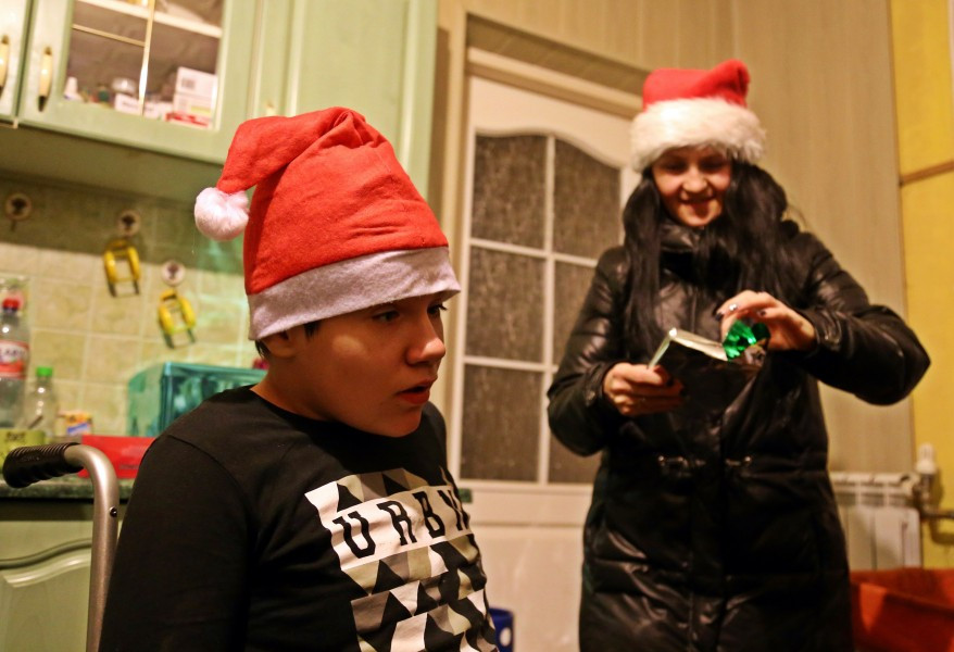 Uczniowie Gimnazjum nr 2 w roli świętych mikołajów. Obdarowali chorego Marcinka [ZOBACZ ZDJĘCIA]