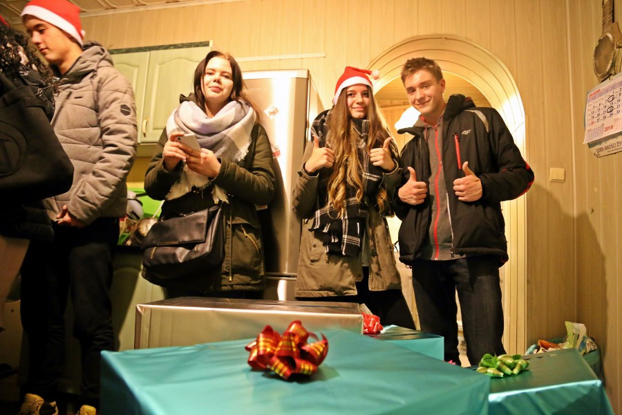 Uczniowie Gimnazjum nr 2 w roli świętych mikołajów. Obdarowali chorego Marcinka [ZOBACZ ZDJĘCIA]