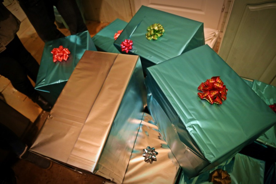 Uczniowie Gimnazjum nr 2 w roli świętych mikołajów. Obdarowali chorego Marcinka [ZOBACZ ZDJĘCIA]