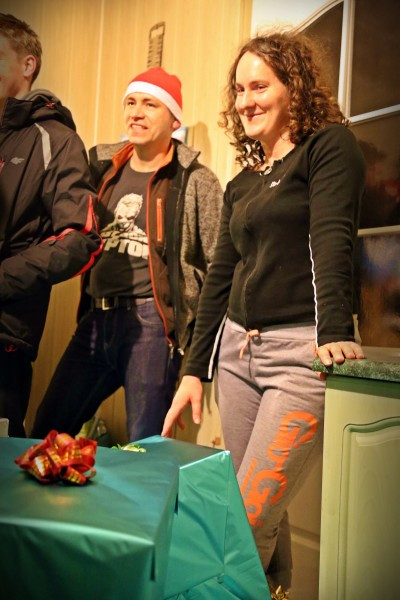 Uczniowie Gimnazjum nr 2 w roli świętych mikołajów. Obdarowali chorego Marcinka [ZOBACZ ZDJĘCIA]