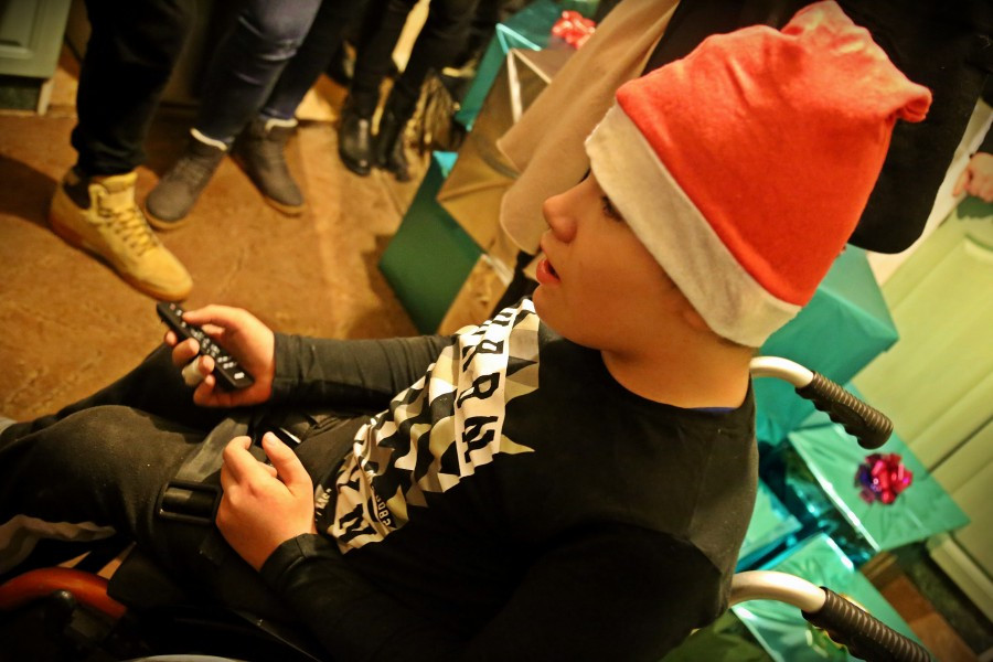 Uczniowie Gimnazjum nr 2 w roli świętych mikołajów. Obdarowali chorego Marcinka [ZOBACZ ZDJĘCIA]