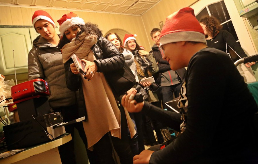 Uczniowie Gimnazjum nr 2 w roli świętych mikołajów. Obdarowali chorego Marcinka [ZOBACZ ZDJĘCIA]